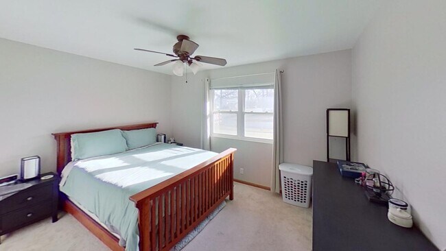 Foto del edificio - Main level living, brick duplex in quiet N...