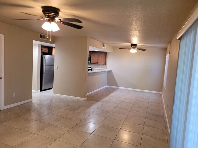 Foto del edificio - 2 Bed/2 Bath condo-Lower level with attach...