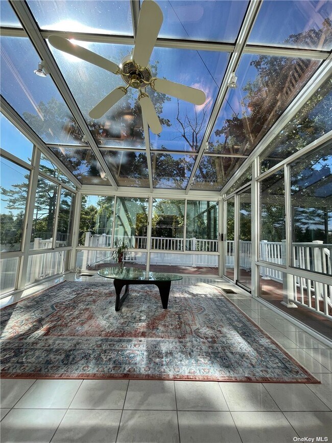 Foto del edificio - 64-04 Marathon Pkwy