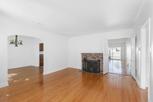 Building Photo - Spacious 4 BR 3 BA Home in Prime West L.A.