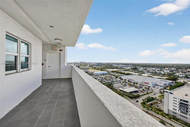 Foto del edificio - 15051 Royal Oaks Ln