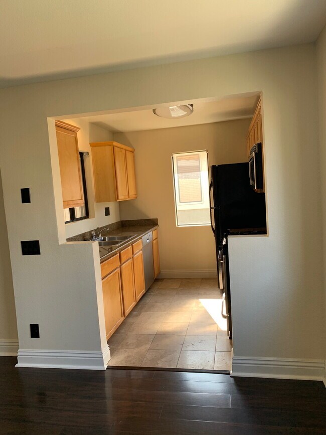 Foto del edificio - $2,700 - 2 Bed / 2 Bath Condo in Mira Mesa