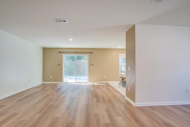Foto del edificio - 3-Bed, 2-Bath Modern Home in Prime Locatio...