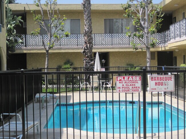 Foto del edificio - 8411 Balboa Blvd