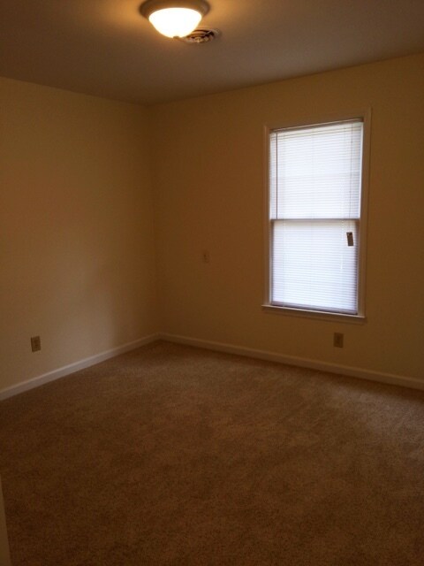 Building Photo - Outstanding 2BR End Unit Brown Quarters to...