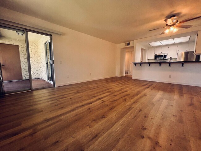 Foto del edificio - San Diego Mission Remodeled Top Floor One ...