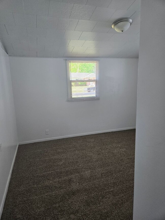 Building Photo - 2 Bedroom Home with Fenced Yard & Updated Flooring in Kitchen/Bath