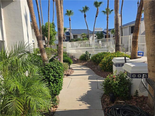 Building Photo - 1800 Club House Dr