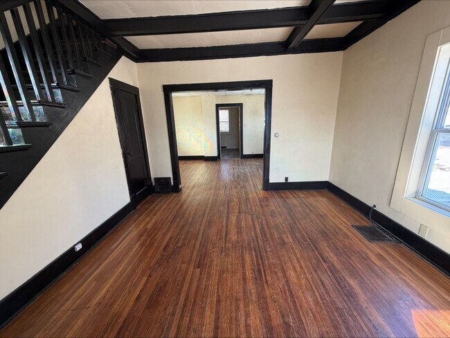 Building Photo - 2 bed 1 bath house for rent!