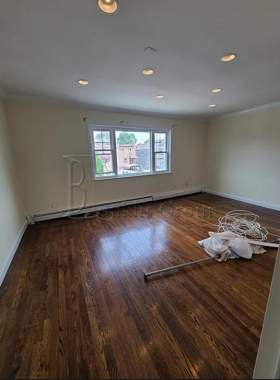 Foto del edificio - 3 bedroom in BRONX NY 10465