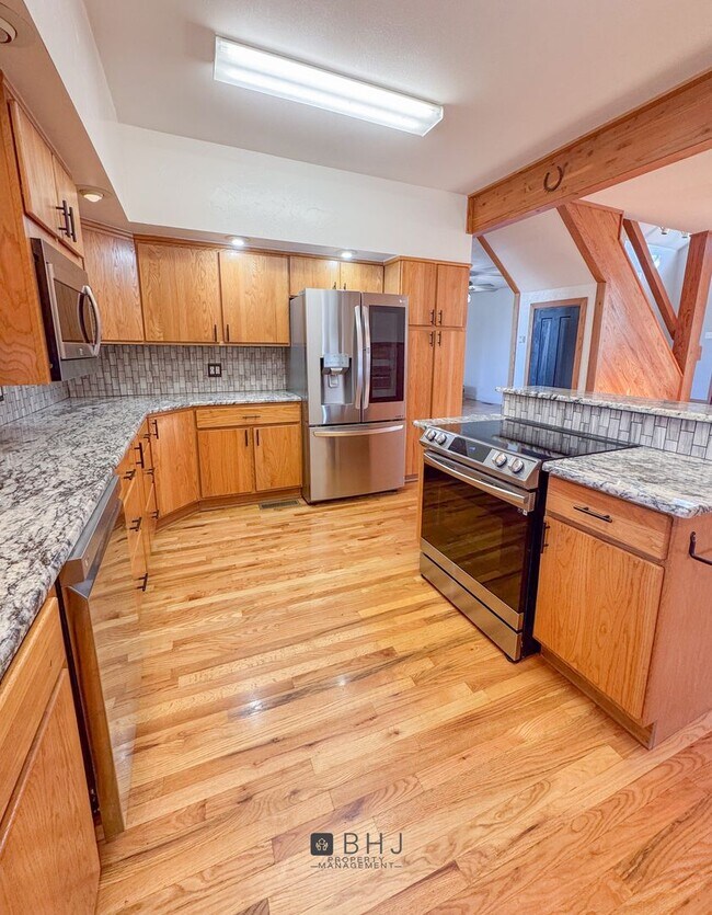 Foto del edificio - LARGE, PET-FRIENDLY 4 BED/ 3 BATH SINGLE F...