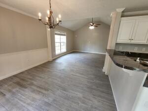 Building Photo - 572 Lory Ln