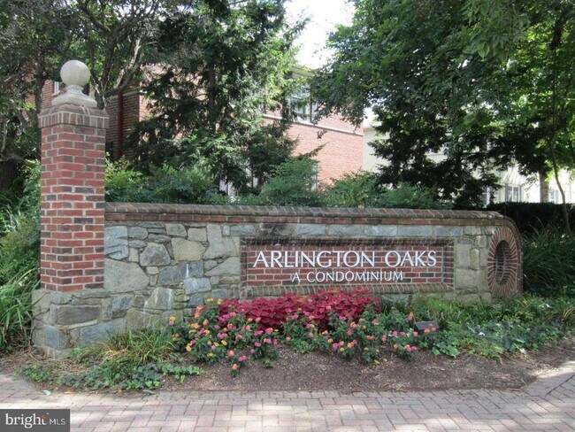 Foto del edificio - 223 N George Mason Dr