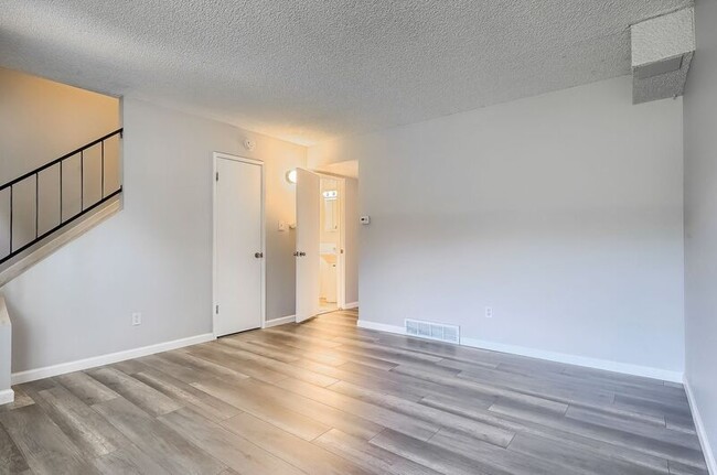 Building Photo - 9006 Mansfield Ave