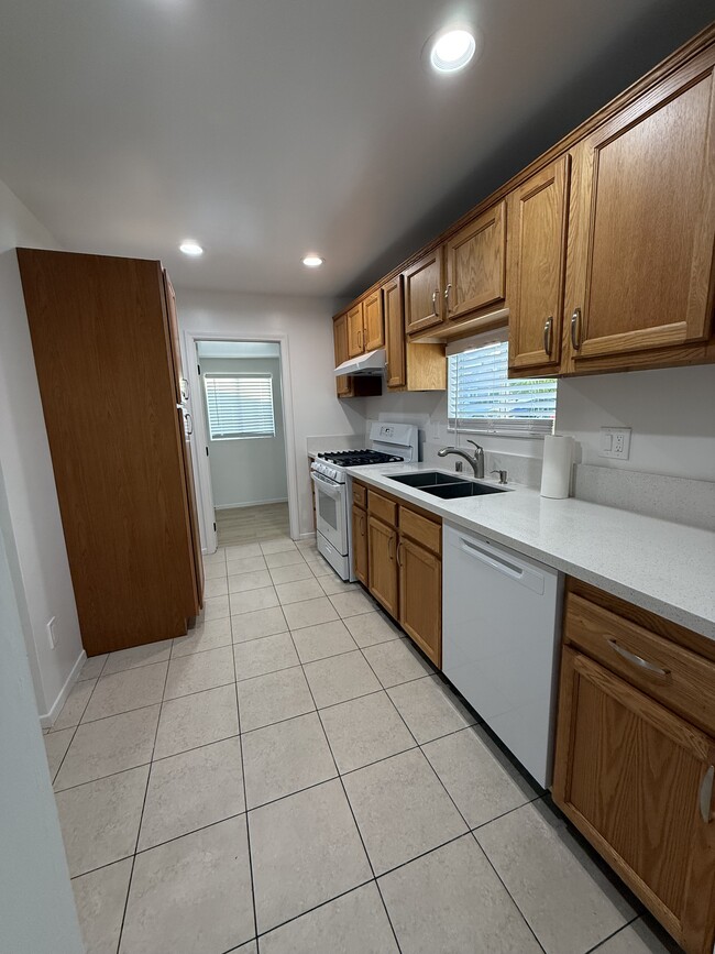 Building Photo - 433 Linda Rosa Ave