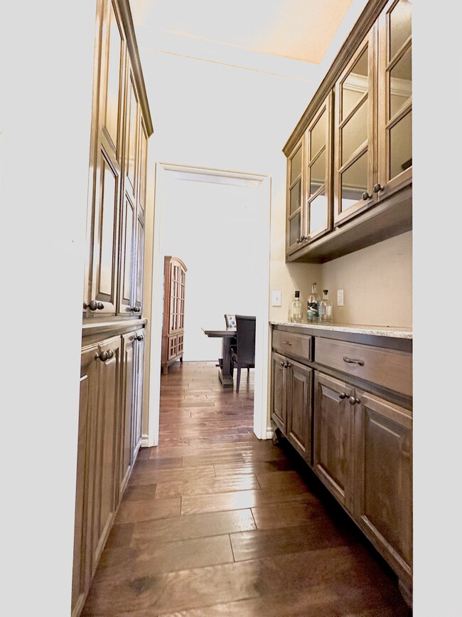 Building Photo - 508 Cloudview Pl