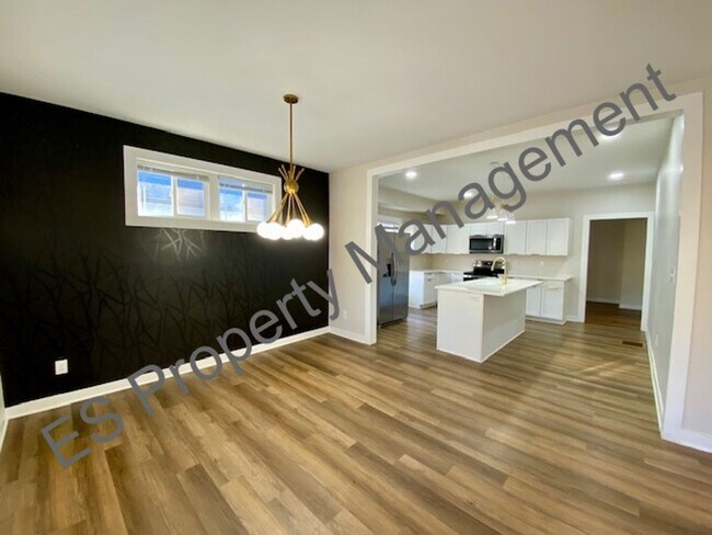 Foto del edificio - Beautiful remodeled home with huge bonus r...