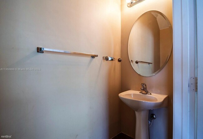 Foto del edificio - 3 br, 2.5 bath House - 1102 SW 147th Ave #...