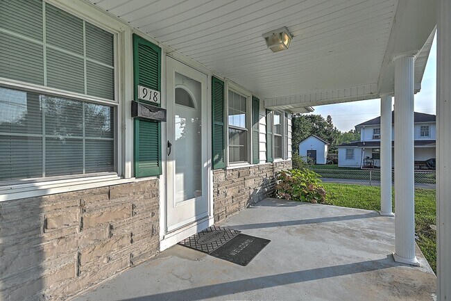 Foto del edificio - 2 bedroom / 1 bath home with fenced yard  ...