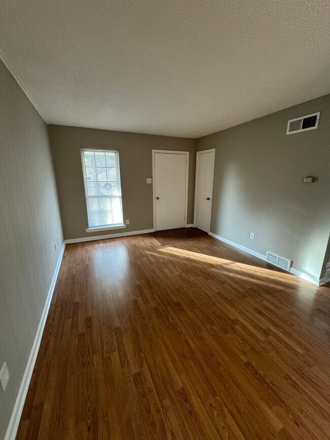 Building Photo - Renovated 3 Bedroom 1 Bath Home for Rent!