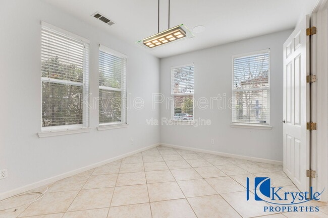 Building Photo - 1010 Madrone Ave