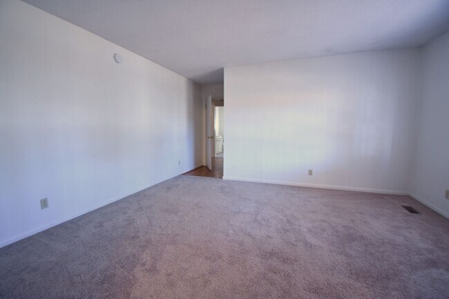 Foto del edificio - 3 BEDROOM 2 BATHROOM - NO PETS