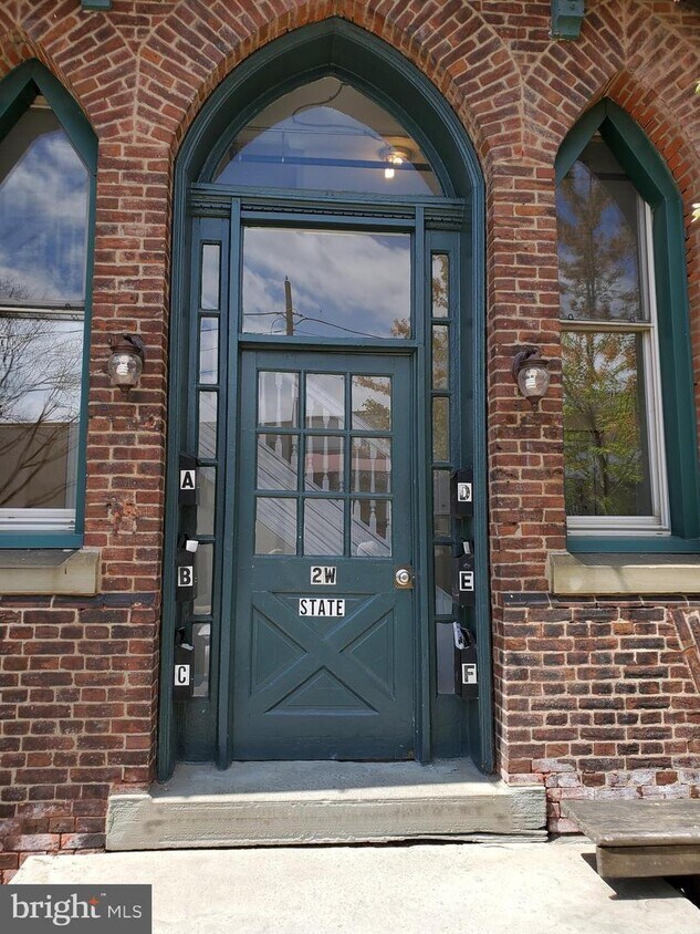 Primary Photo - 2 W State St