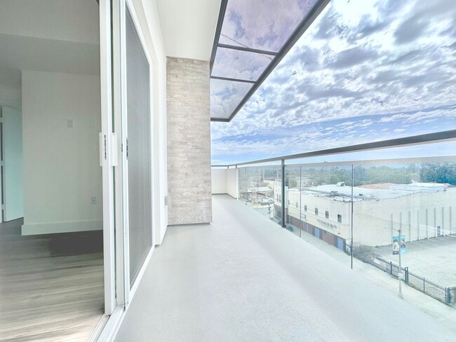 Building Photo - 838 S La Brea Ave