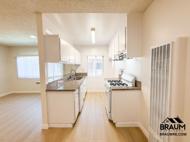 Foto del edificio - 5461 Kester Ave