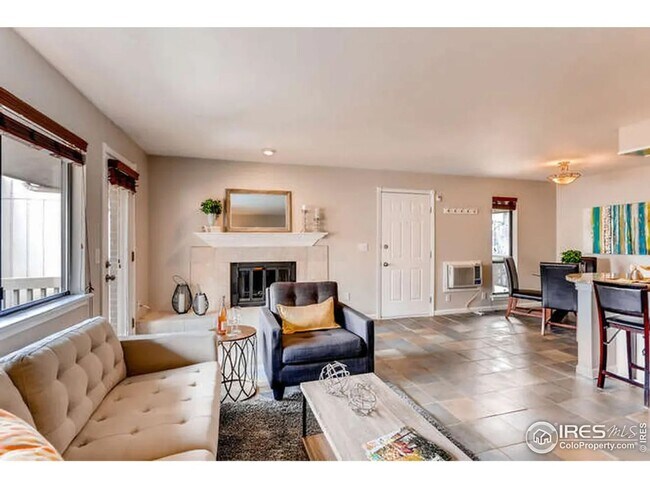 Building Photo - Furnished or Unfurnished Updated 2 Bed 2 B...