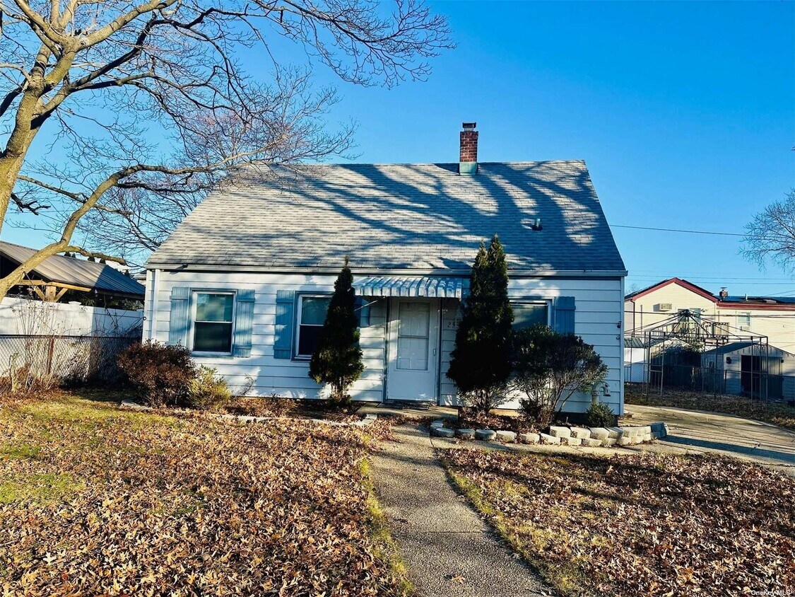 25 Peachtree Ln, Levittown, NY 11756 House Rental in Levittown, NY