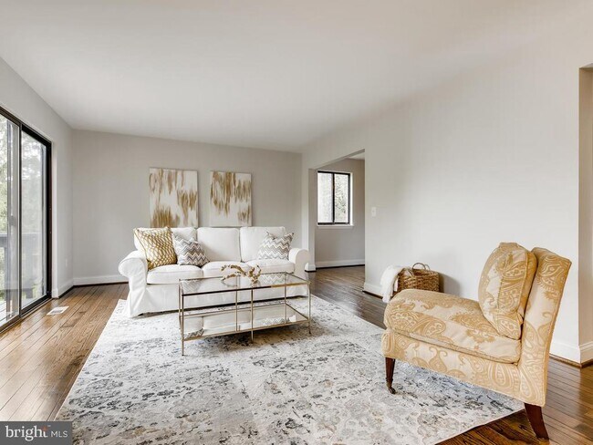 Foto del edificio - 438 Five Farms Ln