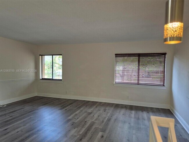 Foto del edificio - 214 Wimbledon Lakes Dr