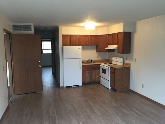 Building Photo - 1 bedroom, 1 bath condo on Iowa City's wes...