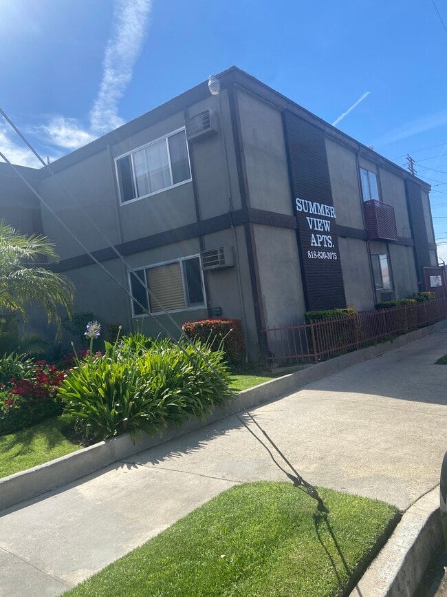 Front of Building - Summer View Apartment Homes