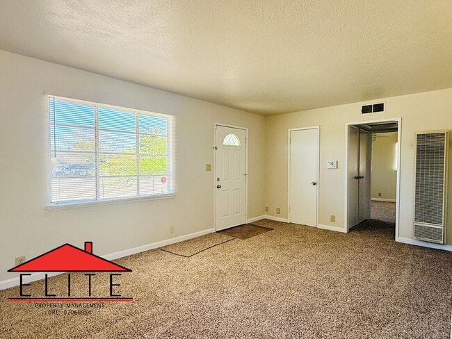 Building Photo - AVAILABLE NOW!!