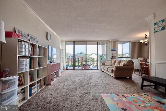 Foto del edificio - 6100 Westchester Park Dr