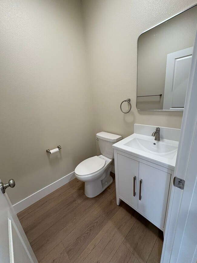 Foto del edificio - $2395.00 - BRAND NEW - Mid Town - OFF STRE...