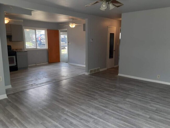 Building Photo - 2426 Lindberg dr