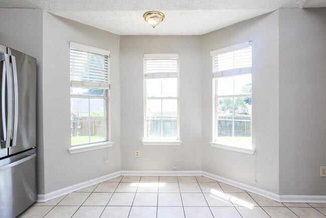 Building Photo - 4671 Lindawood Ln