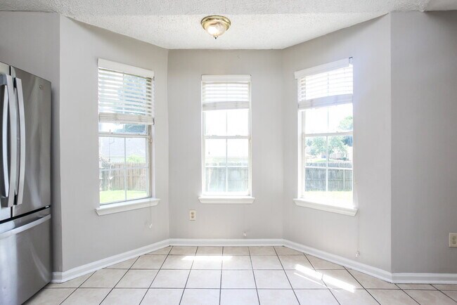 Foto del edificio - 4671 Lindawood Ln