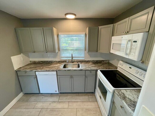 Building Photo - Beautiful 3 bed 2 bath house in Clearwater