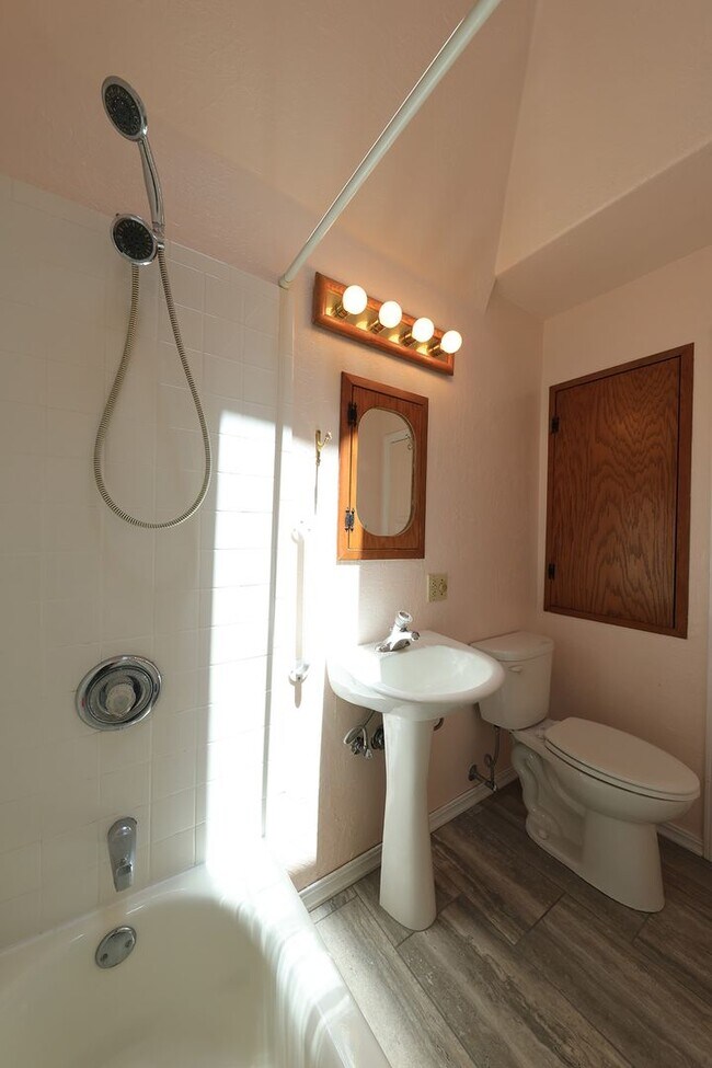 Foto del edificio - 1744 County Ln