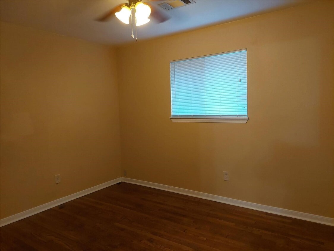 Building Photo - 1401 Glenmore Dr