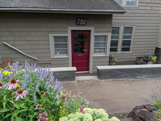 Building Photo - 710 Elm St