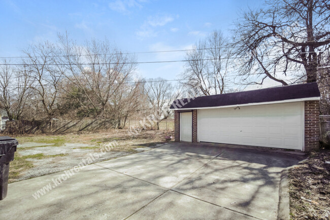 Building Photo - 3-Bedroom Home with 2-Car Detached Garage