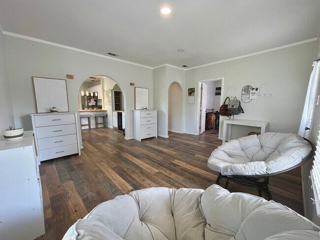 Building Photo - Stunning 3 bedroom, 2 bath home (*Property can be rented separately*) AVAILABLE NOW!