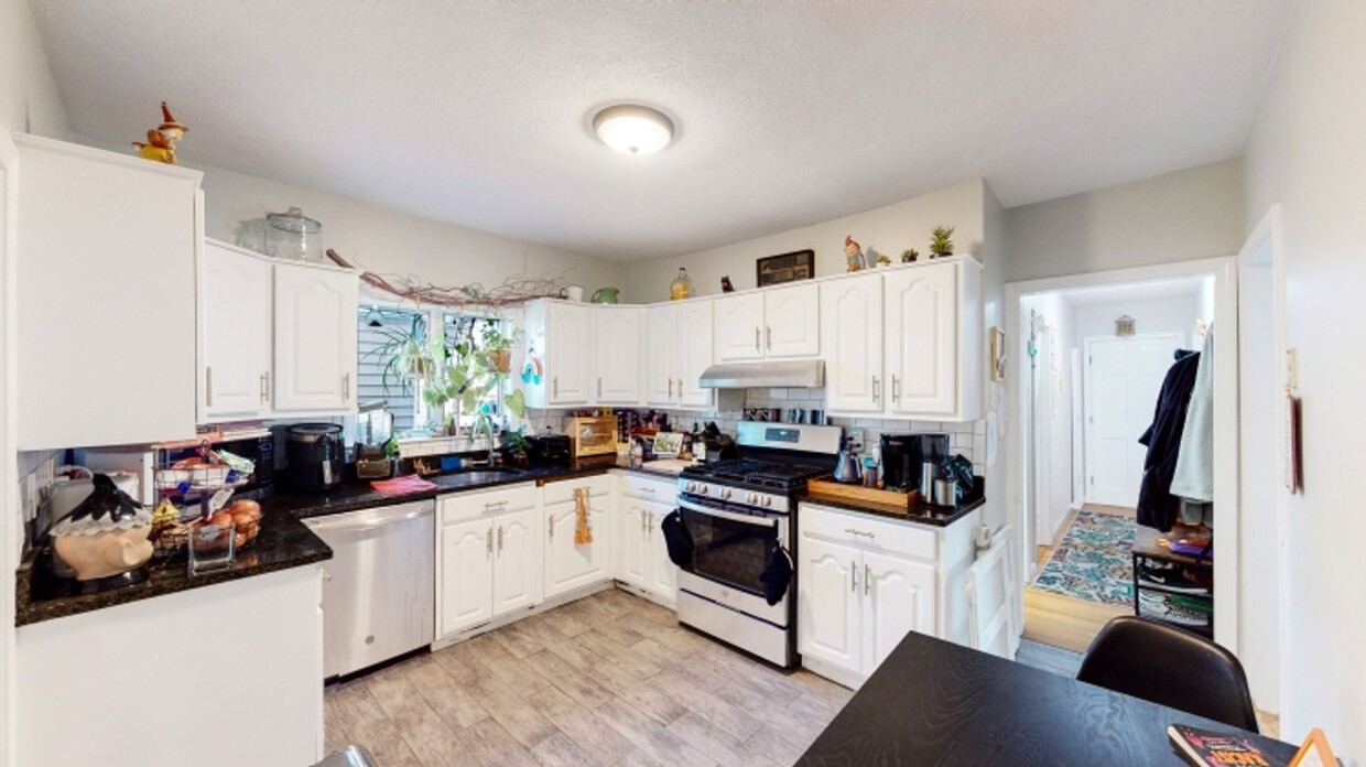 Foto principal - Beautifully updated 3 bed near the Green L...