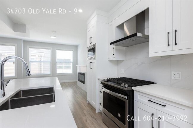 Building Photo - Townhouse Near Rec Centre