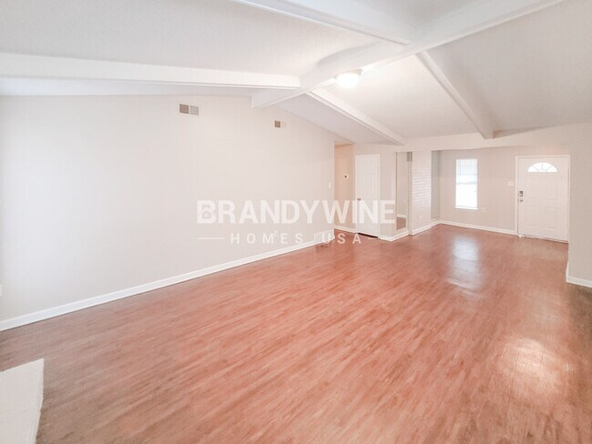 Foto del edificio - 6309 Golden Park Dr